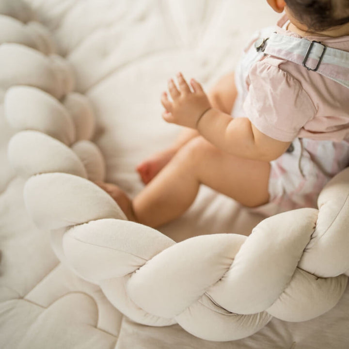 Bettschlange fürs Baby: Sicher oder gefährlich? Wir klären auf