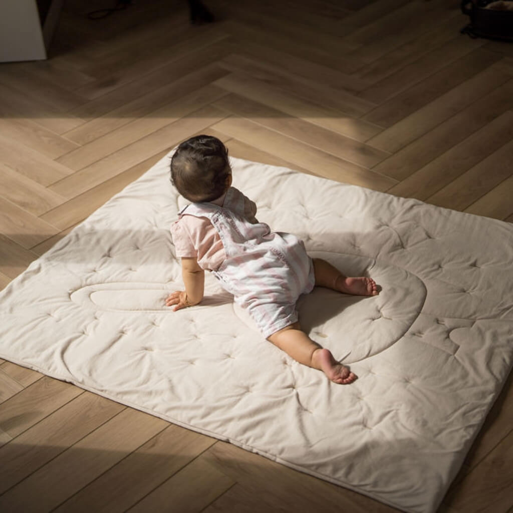 Bauchzeit Baby auf Krabbeldecke Yume von Minik Moon