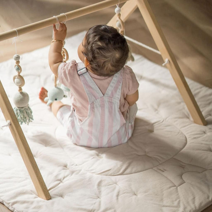 Krabbeldecke Yume von Minik Moon, Baby auf Decke mit Spielbogen