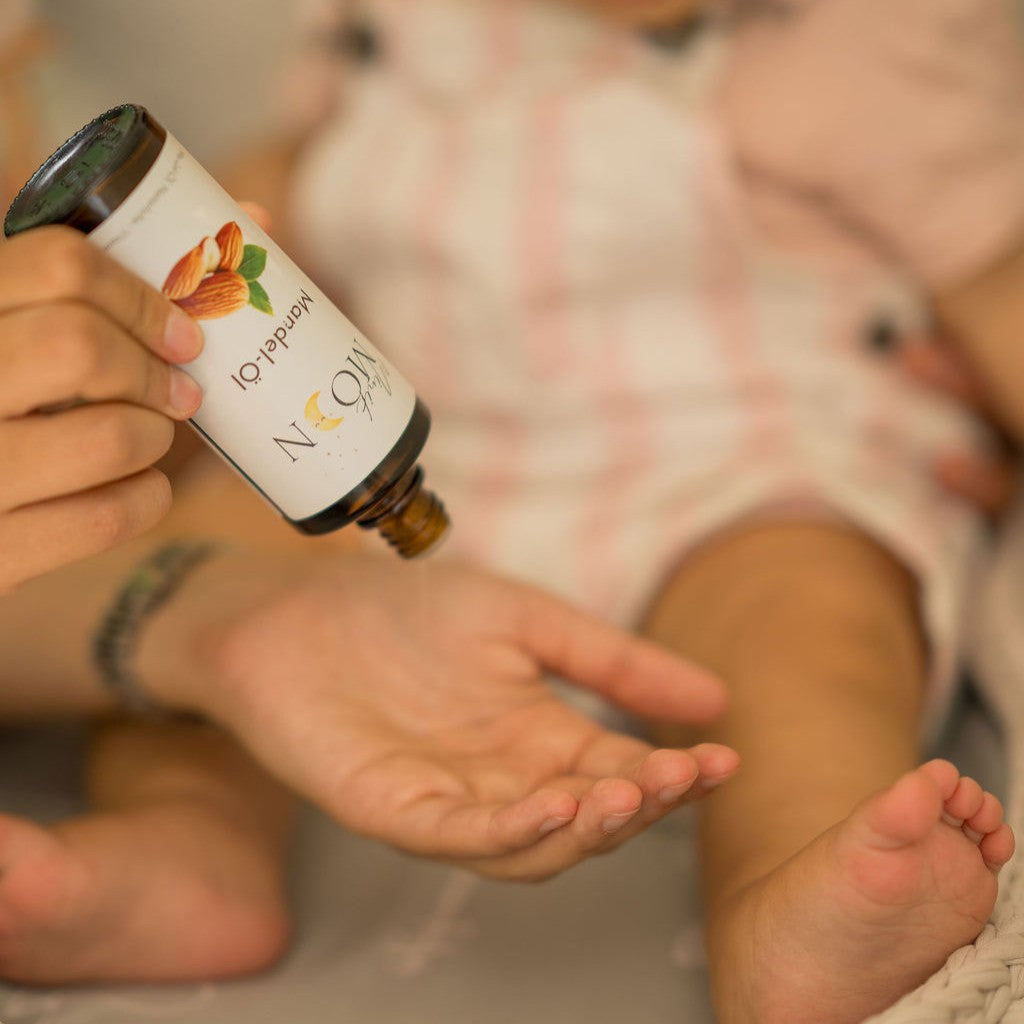 Mandelöl Tonyu von Minik Moon — Babymassage Anleitung mit Babyfüßchen